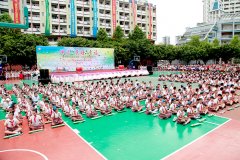 ������Ӣ��ʵ��ѧУ����չ��ʮ������ʽ���Ч��չʾ�˶�������ɫ