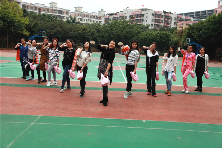 ������������Ӣ��ʵ��ѧУ������ף�����ˡ�Ů��������˶�