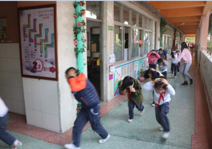 ������Ӣ��ѧУ����Ӧ����ɢ�����˶�