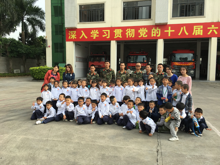 ������Ӣ��ѧУOA��OB�ൽ���������жӾ���ʵ���˶�