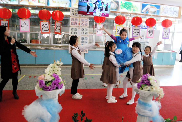 ������Ӣ��ѧУ��������Ա���ź�����ʮ������չ�緶