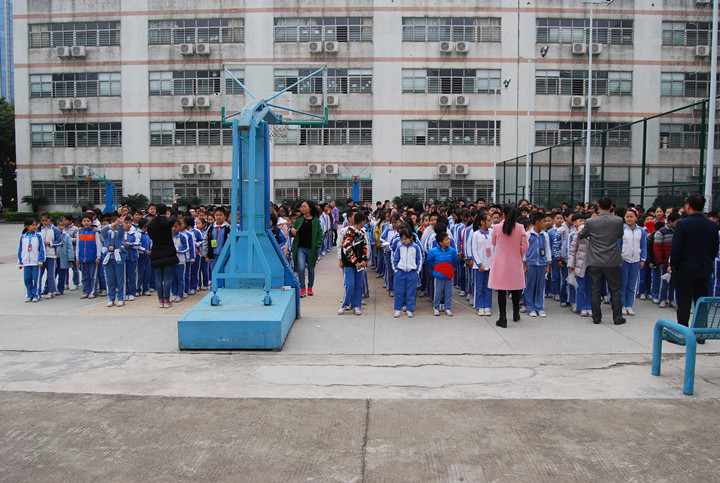 ������Ӣ��ѧУ����Ӧ����ɢ����