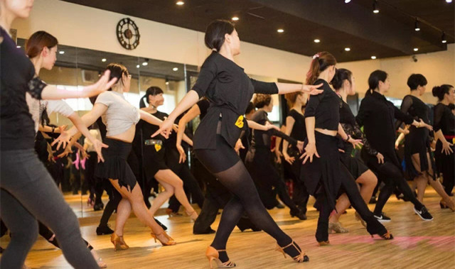 ��������������赸���أ�������������