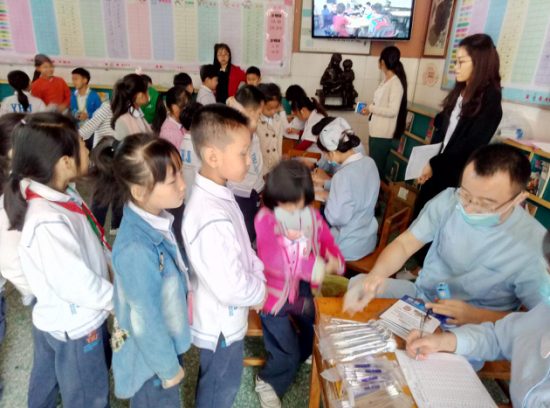 ������Ӣ��ѧУ����չ���꼶ѧ����ǻ�����˶�