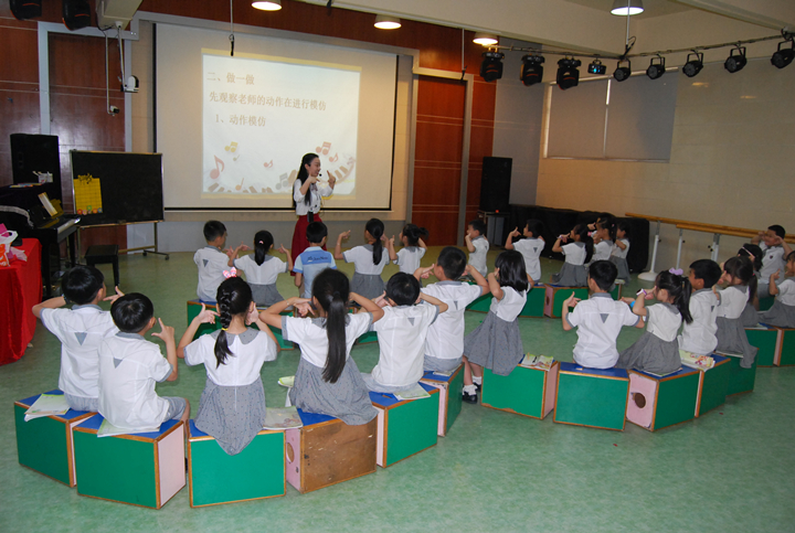 ������Ӣ��ѧУ�ֳ�Э����������˸������Сѧ������ϯ���ʿδ���