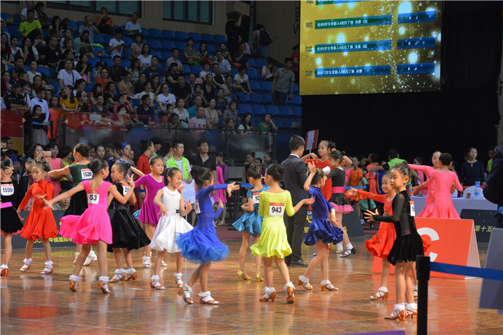 ������Ӣ��ѧУ������Ӽ������۰Ĺ�����