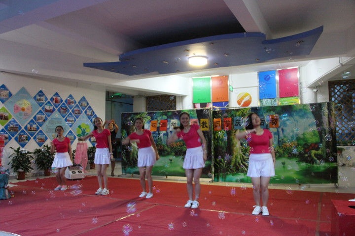 ���������������������Ҹ��׽̡�������һ������԰�׶�԰��ϯ�����������˶�