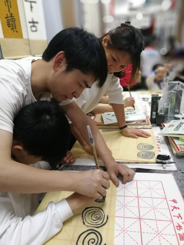 ����ͬ����������У����������������Ӣ�ġ��ҳ����š�������ɫ