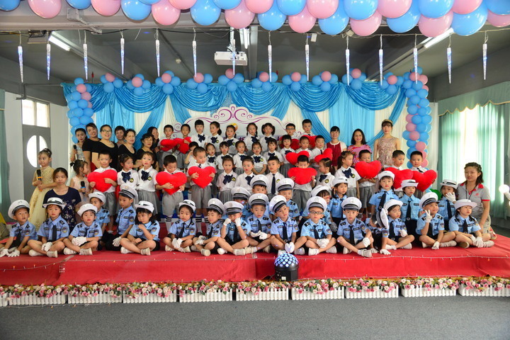 �����������֡���鹲������                 ������һ������԰�׶�԰�а�������һ�߸ж��»����˶�