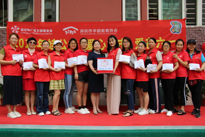 �����ļ��С�������һ����ï�׶�԰�ж���ϵ���˶������г�