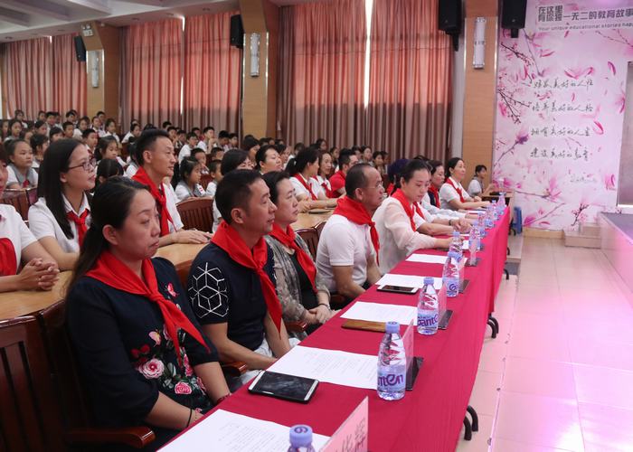 ���ǻ���ɫ�������������徫������� �����й������ȷ��������������Ӣ��ʵ��ѧУ ��һ�δ������������ίԱ�Ὠ��