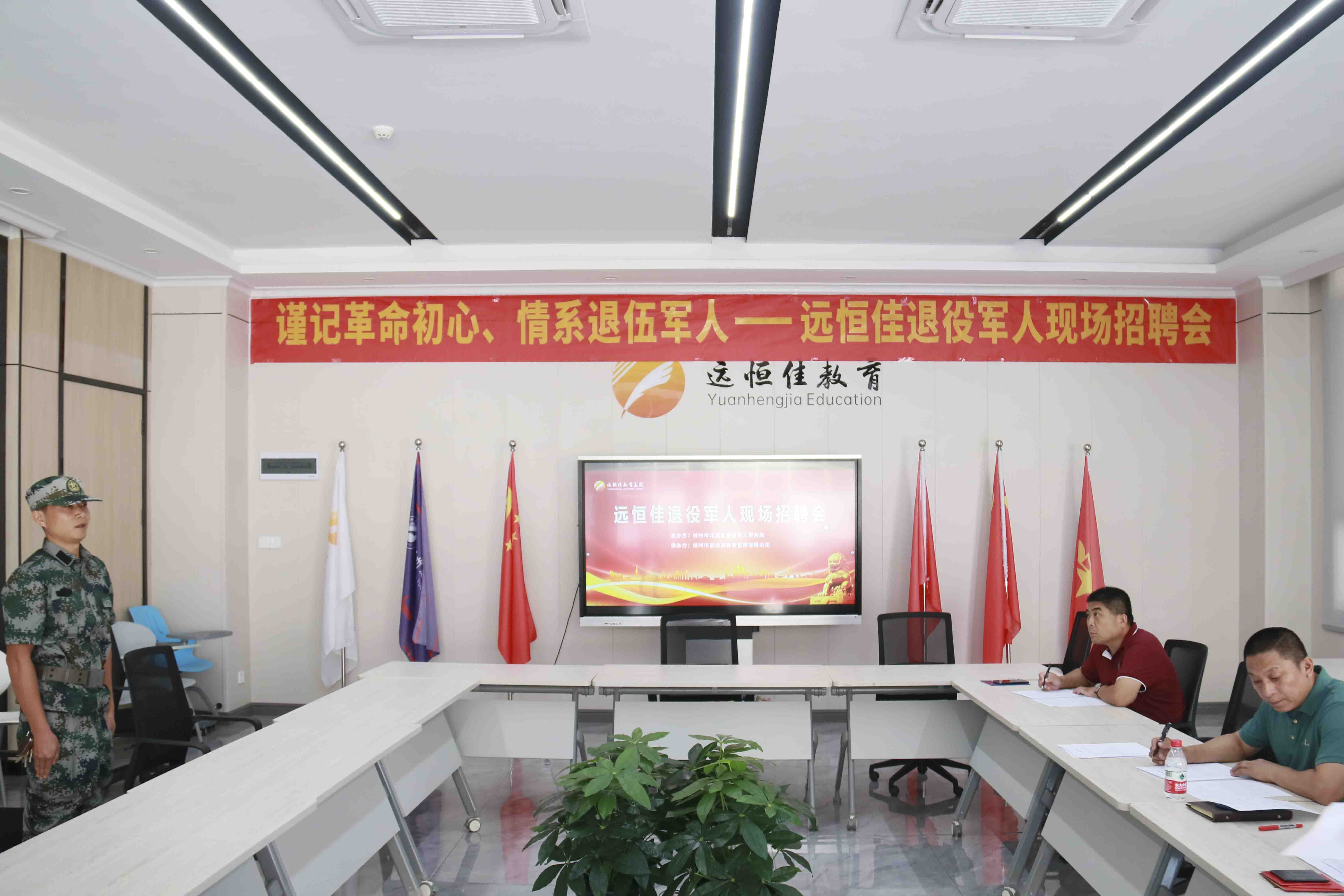 ���۲��˷ܽ�־����������ת�ڲ�תС���ģ�������һ����������������פУ�����̹��ֳ���Ƹ��Բ������