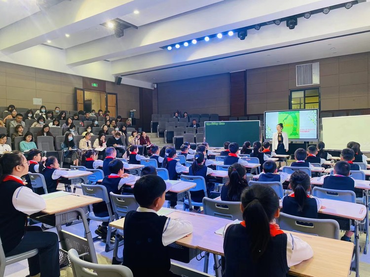 ����ѧУ|�¿α������µ���ҵ���̽�� ---��2022�����ڳ�����СѧӢ�￪���˶�